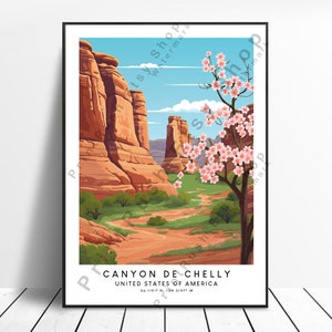 Könnte beinhalten: Ein Vintage-Reiseposter mit einer malerischen Aussicht auf das Canyon de Chelly National Monument in Arizona. Das Poster zeigt eine lebendige Landschaft mit roten Felsformationen, einer kurvigen unbefestigten Straße und einem blühenden rosa Baum im Vordergrund. Der Text "Canyon de Chelly, Vereinigte Staaten von Amerika, 36.1191° N, 109.3197° W" ist am unteren Rand des Posters gedruckt.