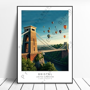 Peut inclure: Une photographie du pont suspendu de Clifton à Bristol, en Angleterre. Le pont est un pont suspendu qui enjambe la gorge d'Avon. Le pont est en acier et a une couleur rouge distinctive. Le pont est entouré d'arbres verdoyants et d'un ciel bleu avec des nuages blancs. Il y a des montgolfières dans le ciel.