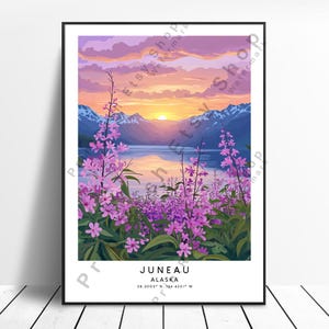 Puede incluir: Una ilustración escénica de una cordillera con un lago en primer plano. El cielo es de un naranja y rosa vibrantes, con un sol poniéndose detrás de las montañas. El lago refleja los colores de la puesta de sol. Hay flores moradas en primer plano. El texto "JUNEAU ALASKA 58.3005° N, 134.4201° W" está en la parte inferior de la imagen.