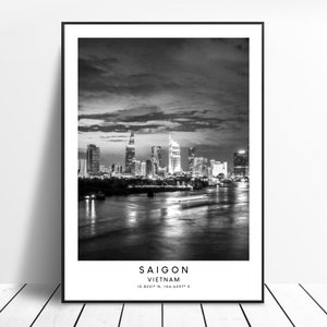 Pode incluir: Fotografia a preto e branco do horizonte de Saigon à noite. A cidade está iluminada com luzes, e há barcos no rio em primeiro plano. O texto "SAIGON VIETNAM 10.8231° N, 106.6297° E" está na parte inferior da imagem.