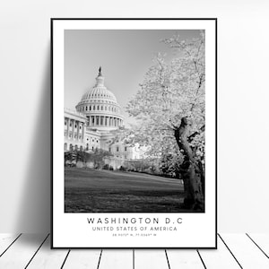 Puede incluir: Fotografía en blanco y negro del edificio del Capitolio de los Estados Unidos en Washington D.C. con un cerezo en flor en primer plano. El texto "WASHINGTON D.C. UNITED STATES OF AMERICA 38.9072° N, 77.0369° W" está en la parte inferior de la imagen.