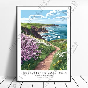 Op de afbeelding: Een ingelijste print van het Pembrokeshire Coast Path in het Verenigd Koninkrijk. Het kunstwerk toont een kustpad dat door groene velden en kleurrijke wilde bloemen slingert, leidend naar de oceaan onder een blauwe lucht.