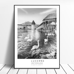 Peut inclure: Impression encadr&eacute;e en noir et blanc de Lucerne, Suisse. L'image montre des cygnes sur une rivi&egrave;re, un pont en bois et des b&acirc;timents. Le texte "LUCERNE SUISSE" et les coordonn&eacute;es sont imprim&eacute;s en bas.