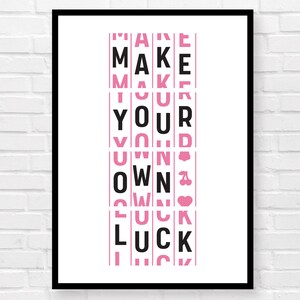 Könnte beinhalten: Rosa-schwarzer Typografie-Poster mit dem Text "Make Your Own Luck" in einem vertikalen gestapelten Format.