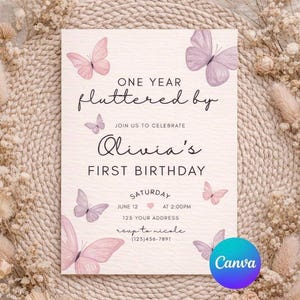 Peut inclure: Une invitation de couleur claire avec des illustrations de papillons. Le texte indique "One Year Fluttered By" et "Olivia's First Birthday". Le texte comprend également la date, l'heure, l'adresse et les informations RSVP. Un logo Canva est visible.