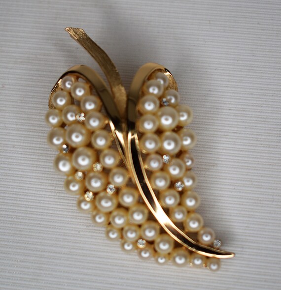 Vintage Trifari Brooch - c1950s - Goldtone Pearl … - image 3