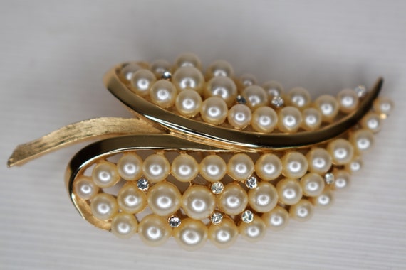 Vintage Trifari Brooch - c1950s - Goldtone Pearl … - image 1