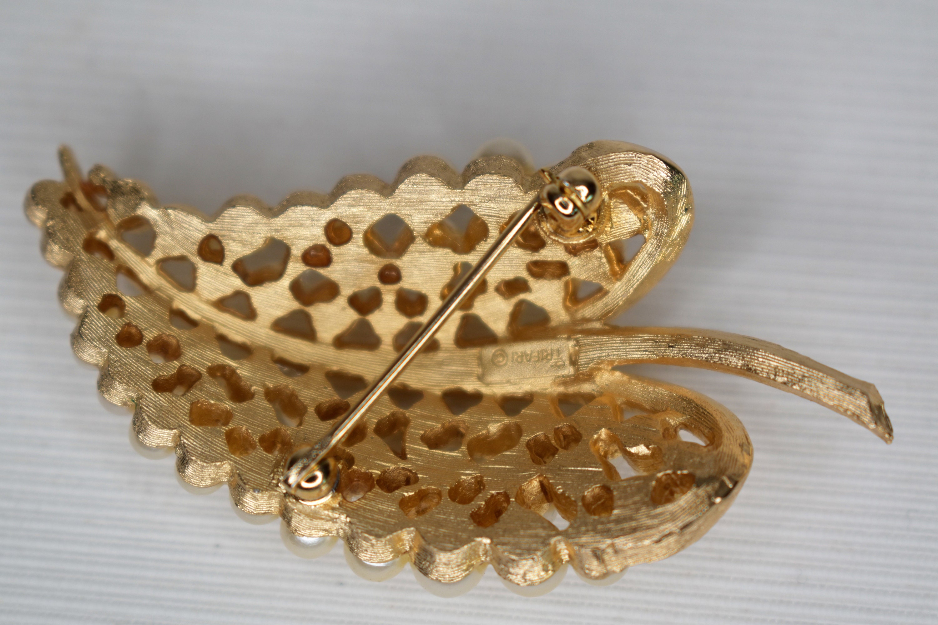 Vintage Trifari Brooch - C1950s - Goldtone Pearl