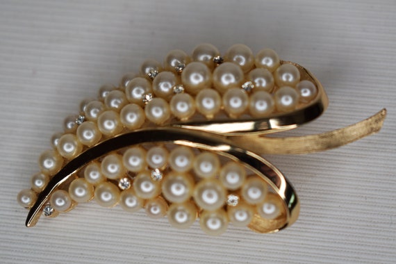 Vintage Trifari Brooch - c1950s - Goldtone Pearl … - image 2