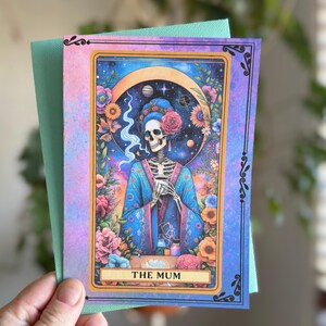 Carte d'anniversaire de maman sorcière | Squelette mystique et conception de tarot | Carte de voeux florale unique