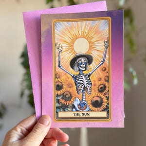 Cartão Engraçado de Esqueleto Solar | Cartão de Saudações 5x7 com Arte de Tarô Summer Vibes | Cartão de Aniversário Místico Exclusivo