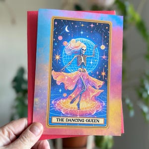 Tarjeta de felicitación de la Reina Bailarina Esqueleto Celestial - Tarjeta de celebración disco LGBTQ+ - Arte gótico con sobre - Tarjeta de fiesta celestial de la Reina Bailarina