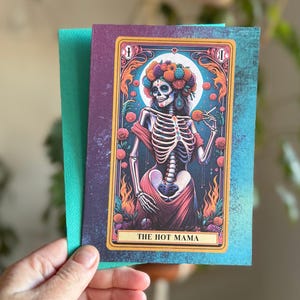 Carte tête de mort impertinente Hot Mama - carte de voeux floral gothique - carte maman gothique humoristique - cadeau original juste parce que - carte fleur tête de mort drôle