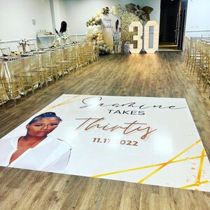 Puede incluir: Una calcoman&iacute;a de piso blanca con detalles dorados y el texto "Jasmine Takes Thirty 11.11.022". La calcoman&iacute;a presenta una foto de una persona con una camisa blanca y una diadema dorada.