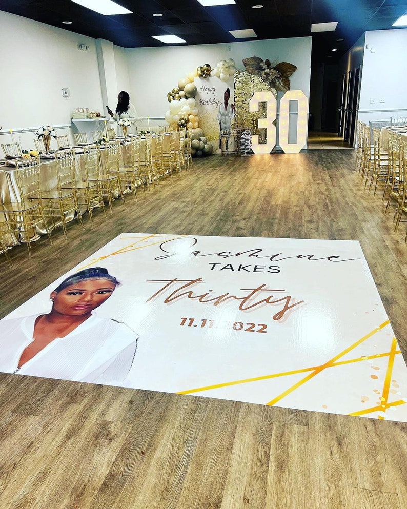 Puede incluir: Una calcoman&iacute;a de piso blanca con detalles dorados y el texto "Jasmine Takes Thirty 11.11.022". La calcoman&iacute;a presenta una foto de una persona con una camisa blanca y una diadema dorada.