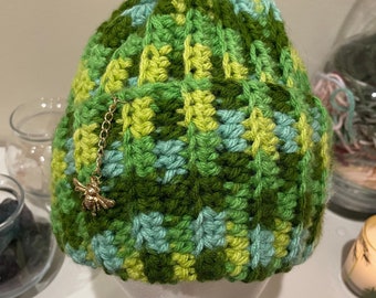 Bonnet vert au crochet fait main avec charme d’abeille