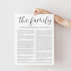 Puede incluir: Un juego de tres tazas de cerámica con un acabado moteado y mate. Las tazas son en tonos crema, gris claro y gris oscuro. Cada taza tiene un diseño simple y minimalista, ideal para café o té.