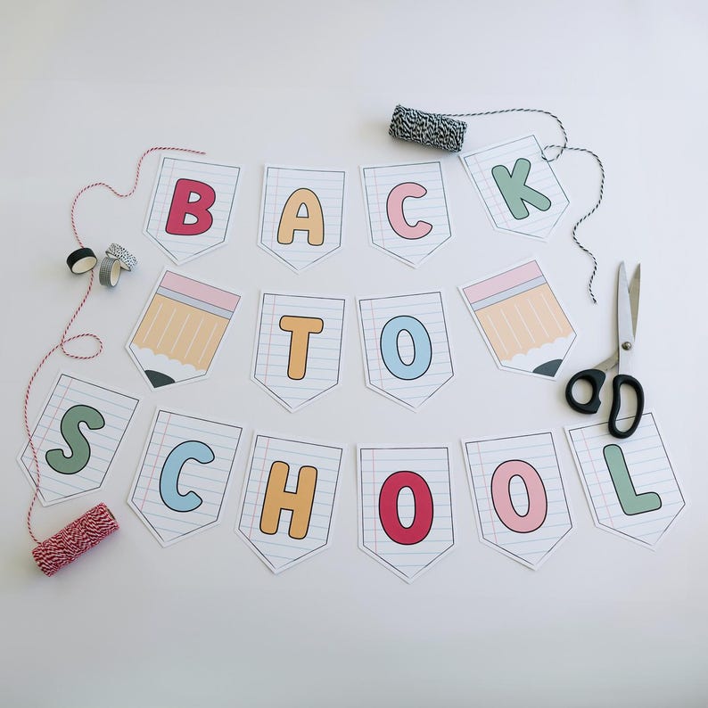 A vibrant school banner spelling out “BACK TO SCHOOL” on charming notebook paper with pencil designs. Easy to assemble, it adds excitement to classrooms or homes, perfect for teachers or parents celebrating the new academic year.