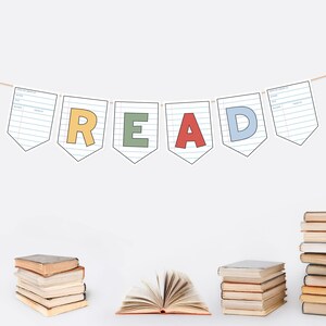 Puede incluir: Una guirnalda con la palabra "READ" en letras coloridas cuelga sobre una colecci&oacute;n de libros. Las banderolas de la guirnalda tienen un dise&ntilde;o de papel rayado. Varias pilas de libros y un libro abierto est&aacute;n dispuestos debajo.