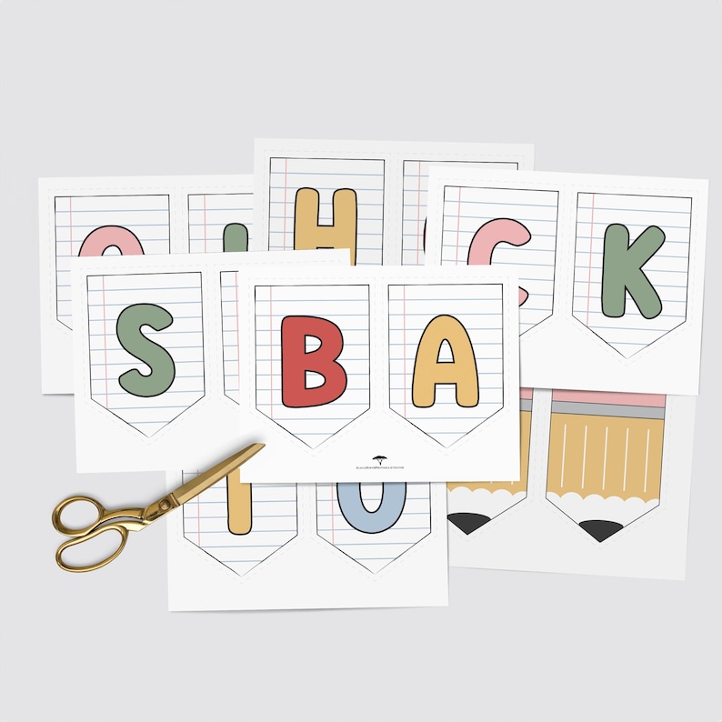 K&ouml;nnte beinhalten: Druckbare Back-to-School-Girlande mit Wimpeln, die die Buchstaben "BACK TO" in bunten, umrandeten Buchstaben zeigen. Die Wimpel haben ein Notizbuchpapier-Design. Es gibt auch zwei Bleistift-Ausschnitte.