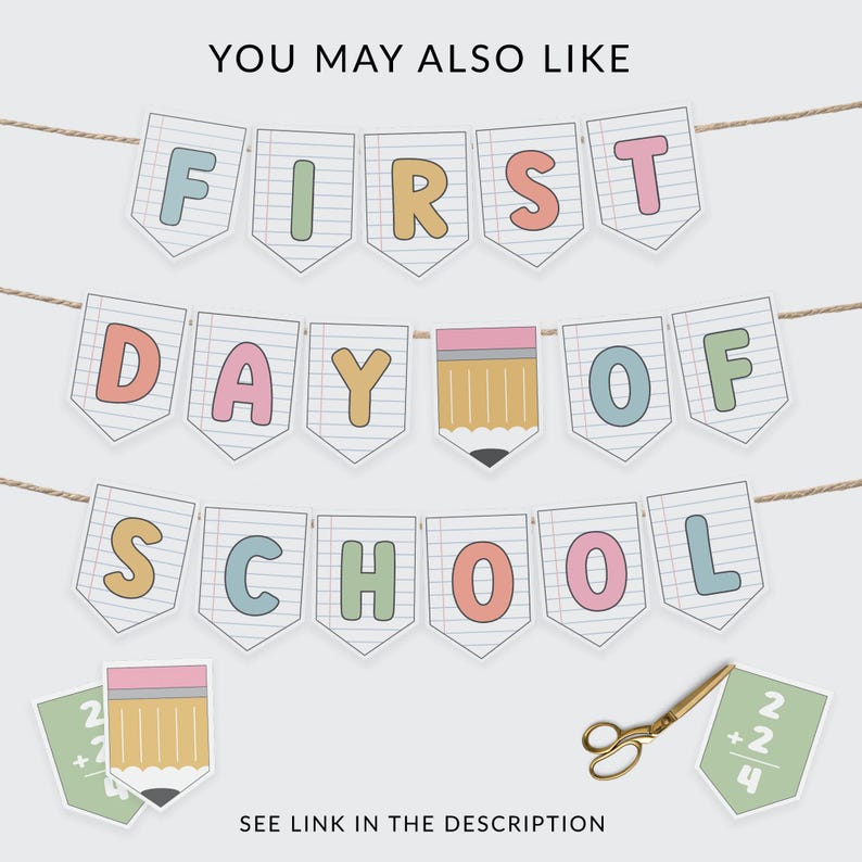 K&ouml;nnte beinhalten: Ein druckbares Banner mit den Worten "First Day of School" in bunten Buchstaben auf einem Notizblockpapierhintergrund. Das Banner ist mit einer Schnur befestigt und enth&auml;lt eine Bleistiftgrafik. Es gibt auch zwei druckbare Bleistiftgrafiken mit mathematischen Gleichungen.