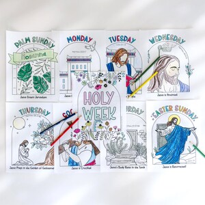 Op de afbeelding: Een verzameling van acht kleurplaten met de tekst "Palm Sunday", "Monday", "Tuesday", "Wednesday", "Thursday", "Good Friday", "Saturday" en "Easter Sunday". Elke pagina bevat illustraties en bijbelverzen, met kleurpotloden verspreid.