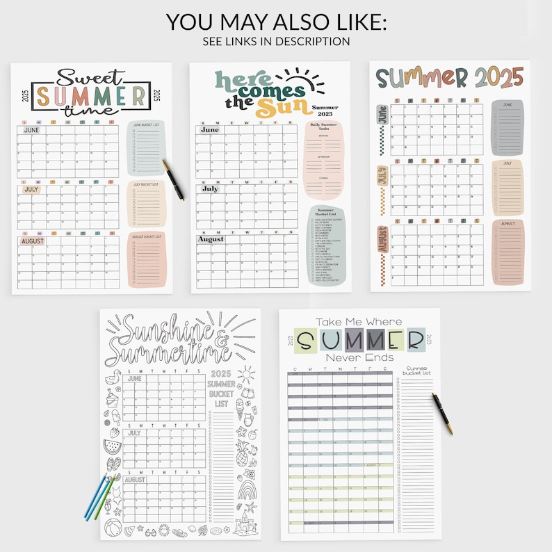 K&ouml;nnte beinhalten: Vier druckbare Sommerkalender-Designs. Jeder Kalender zeigt ein anderes Sommerthema mit bunten Illustrationen und Text. Die Kalender sind f&uuml;r Juni, Juli und August 2025. Die Themen sind "Sweet Summer Time", "Here Comes the Sun", "Summer 2025" und "Sunshine & Summertime".