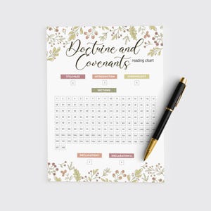 Peut inclure: Un tableau de lecture imprimable pour la Doctrine et les Alliances, avec un motif floral aux feuilles roses et vertes. Le tableau comprend des sections pour la page de titre, l'introduction, la chronologie et les sections 1 à 138.