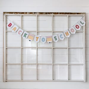 A vibrant school banner spelling out “BACK TO SCHOOL” on charming notebook paper with pencil designs. Easy to assemble, it adds excitement to classrooms or homes, perfect for teachers or parents celebrating the new academic year.