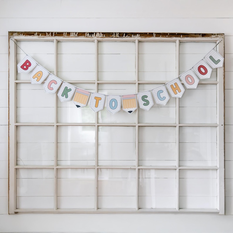 A vibrant school banner spelling out “BACK TO SCHOOL” on charming notebook paper with pencil designs. Easy to assemble, it adds excitement to classrooms or homes, perfect for teachers or parents celebrating the new academic year.