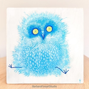 Cuadro original de un lindo bebé búho (20 x 20 cm), divertido búho azul, pequeño colgante de madera para guardería, regalo de cumpleaños para amantes de las aves, decoración de cabaña con estante de búho