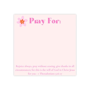 Puede incluir: Un bloc de notas cuadrado de color rosa claro con un gráfico de una flor rosa con centro naranja en la esquina superior izquierda. El texto "Pray For:" está impreso en rosa en la parte superior y la parte inferior contiene el versículo 1 Thessalonians 5:16-17 en texto rosa.