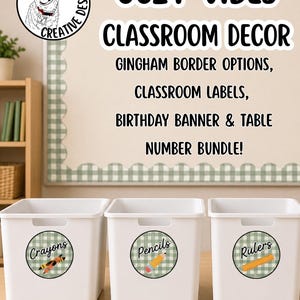 Może przedstawiać: Trzy białe plastikowe pojemniki do przechowywania z okrągłymi etykietami z napisami Crayons, Pencils i Rulers. Tablica w tle zawiera tekst COZY VIBES CLASSROOM DECOR, GINGHAM BORDER OPTIONS, CLASSROOM LABELS, BIRTHDAY BANNER & TABLE NUMBER BUNDLE! PDF DOWNLOAD!