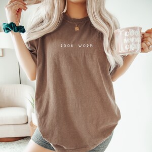 Boekenwurmshirt comfortabele kleuren, boekenshirt, leesgrage shirt, boekenclubshirt, boekenwurmshirt, boekenclubcadeau, boekenliefhebber, boek ronde hals