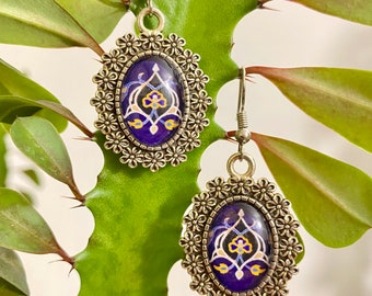 Joyería persa, pendiente de azulejo histórico azul, motivo tradicional persa, joyería hecha a mano, arte Qajar de estilo persa, estilo étnico oriental.