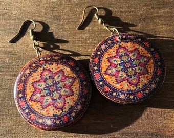 Joyas persas Alfombra persa Pendientes de madera hechos a mano joyas decopag diseño étnico tradicional Motivo persa Alfombra persa Palacio de Golestán.