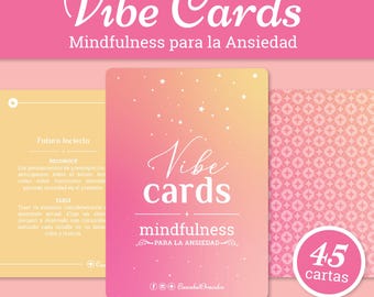 Op de afbeelding: Een set "Vibe Cards" voor mindfulness, met de tekst "Mindfulness para la Ansiedad". De kaarten hebben een roze en gele gradiënt achtergrond met witte sterren. De set bevat 45 kaarten. De tekst "VERSION ESPAÑOL | DESCARGA INSTANTÁNEA" is ook zichtbaar.