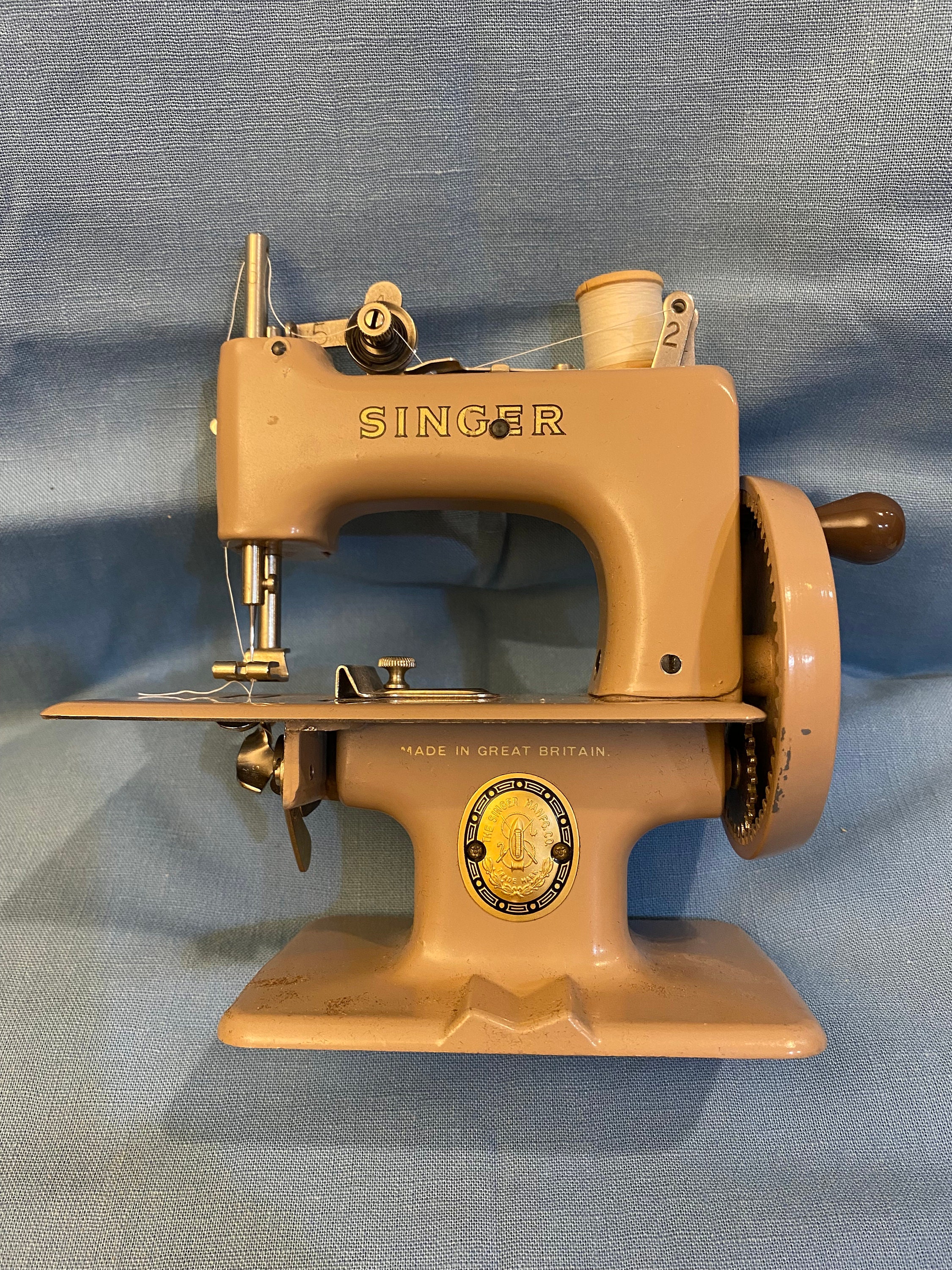 I found this vintage handheld Singer Mini machine on Kijiji. It works  perfectly well and sews in a beautiful chain stitch : r/sewing