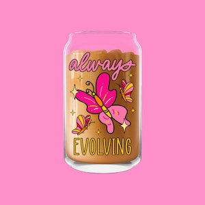 Lata de vidrio en constante evolución / Taza de café Libbey con diseño de mariposas y estética Y2K en color rosa Coquette (16 oz)