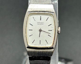 Vintage Dainty Seiko 1400-7030 Silver Tone Rectangular Case Integrated Bracelet Women’s Quartz Watch