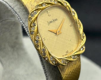 Reloj mecánico de cuerda manual para mujer, estilo vintage de Neiman Marcus, en tono dorado con bisel adornado con cristales.