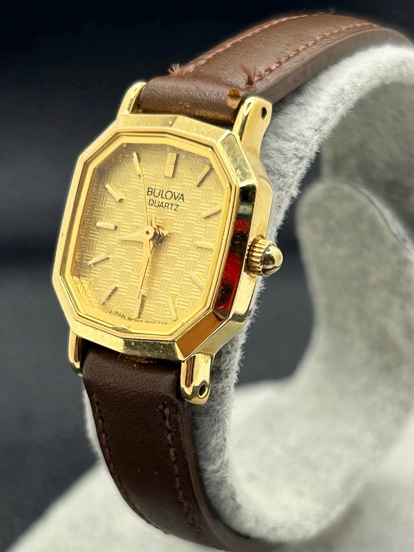 Vintage Dainty BULOVA Gold-tone Octagonal Women display picture 3