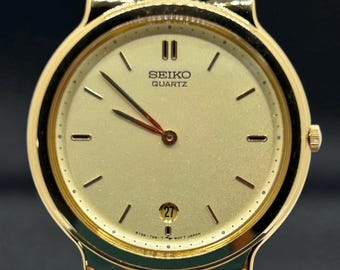 Reloj de vestir vintage Seiko 5Y39-7A99 de cuarzo minimalista y delgado en tono dorado para hombre con ventana de fecha.