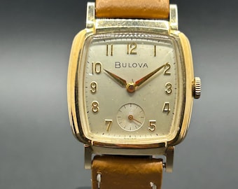 Reloj vintage Bulova "Senator" M2 de los años 60 con caja de cojín en tono dorado, segundero pequeño y cuerda manual para hombre.