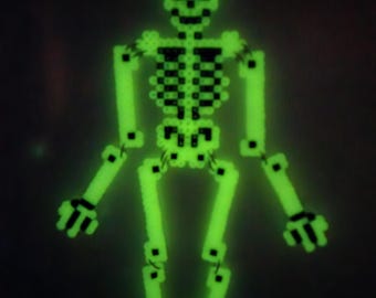Esqueleto de cuentas Perler que brilla en la oscuridad: decoración de Halloween o kit de bricolaje