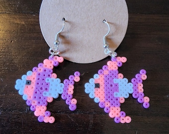 Pendientes de cuentas de perler con forma de pez ángel – Joyería pixel art hecha a mano