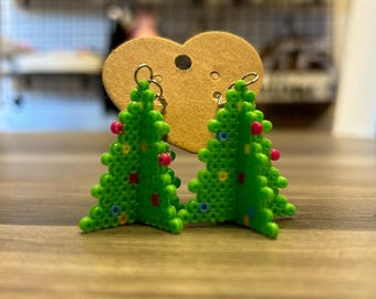 Pendientes de árbol de Navidad con cuentas Perler 3D: joyería navideña hecha a mano