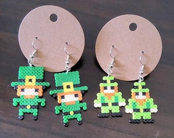 Pendientes de cuentas mini Perler del Día de San Patricio con forma de duende