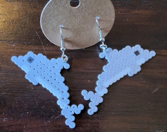 Mini aretes de delfín con cuentas Perler: joyería oceánica hecha a mano y sin níquel
