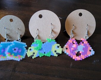 Pendientes de peces hechos con cuentas Perler, estilo pixel art, ganchos sin níquel.